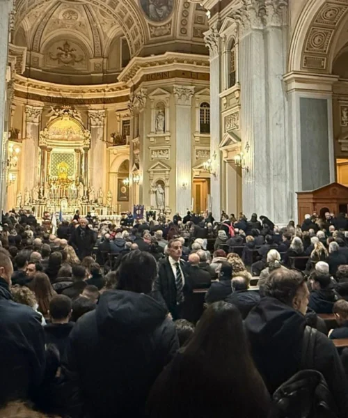 Folla commossa a Napoli per l’ultimo saluto a Davide Tizzano