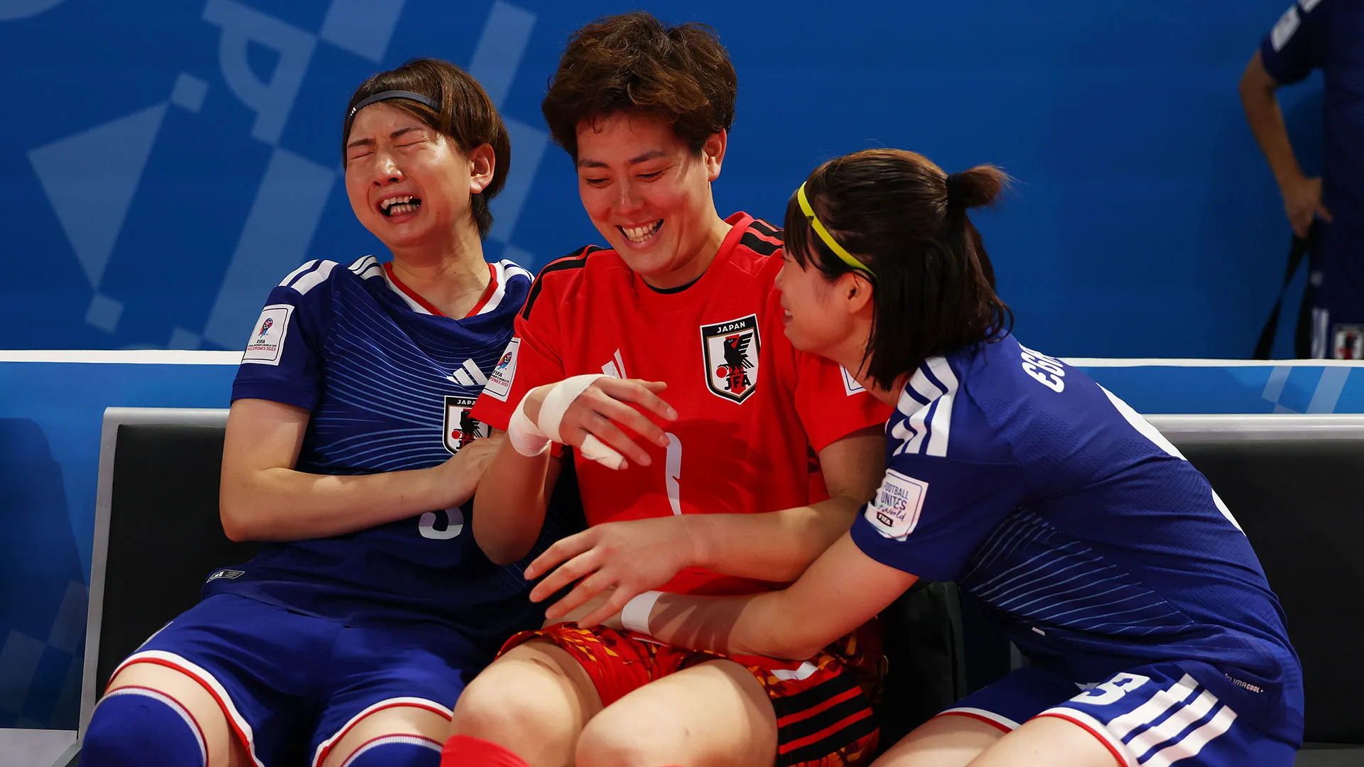 Al termine della partita le calciatrici giapponesi sono scoppiate a piangere