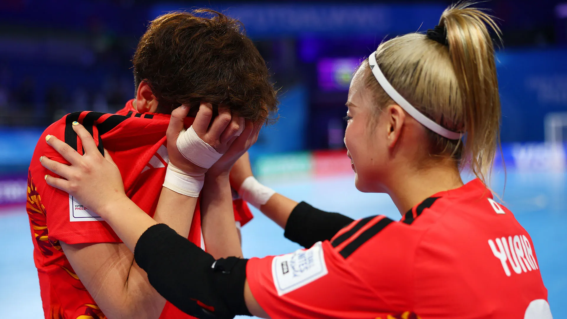 Inconsolabile Nene Inoue dopo i 6 gol subìti contro le stelle brasiliane