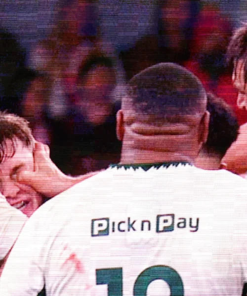 Infila un dito nell’occhio dell’avversario, le foto del pericolosissimo fallo