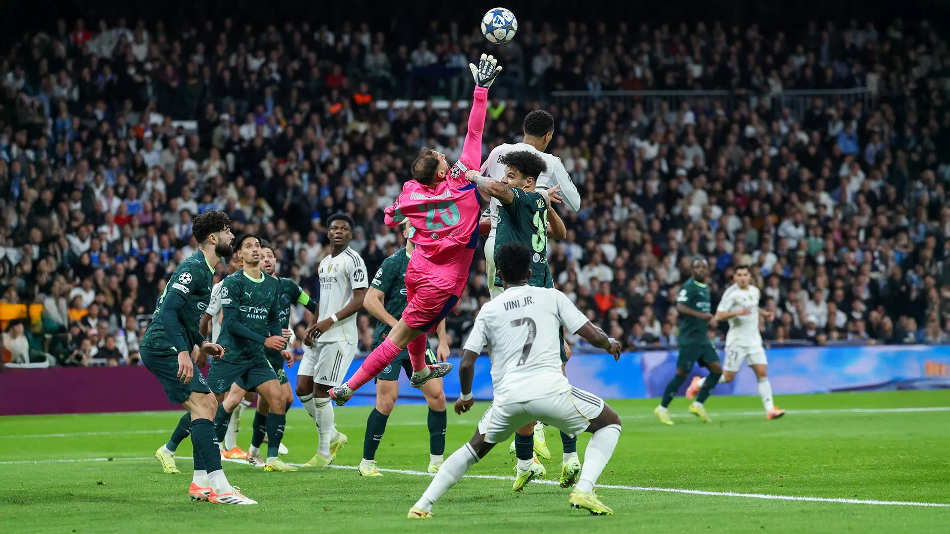 Disavventura per il fuoriclasse norvegese durante la partita contro il Real Madrid