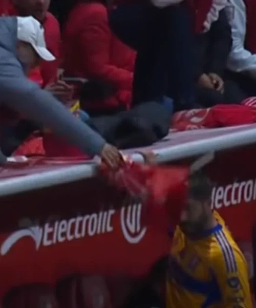 Colpito in testa da un tifoso avversario: le foto del gravissimo gesto