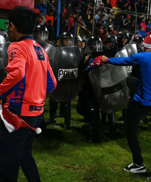 Immagini terribili: i tifosi entrano in campo e si scontrano con la polizia