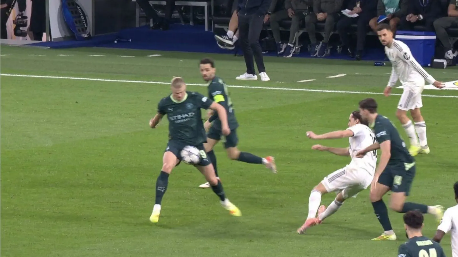 L'attaccante del Manchester City ha ricevuto una pallonata nelle parti intime nel primo tempo del match di Champions League