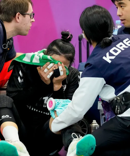 La stella della pallamano si fa male e scoppia in lacrime: foto