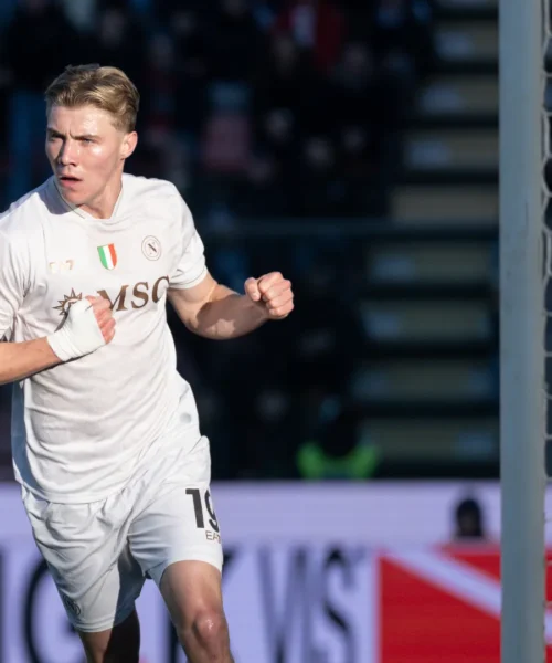 Hojlund si scatena di nuovo, il Napoli abbatte la Cremonese