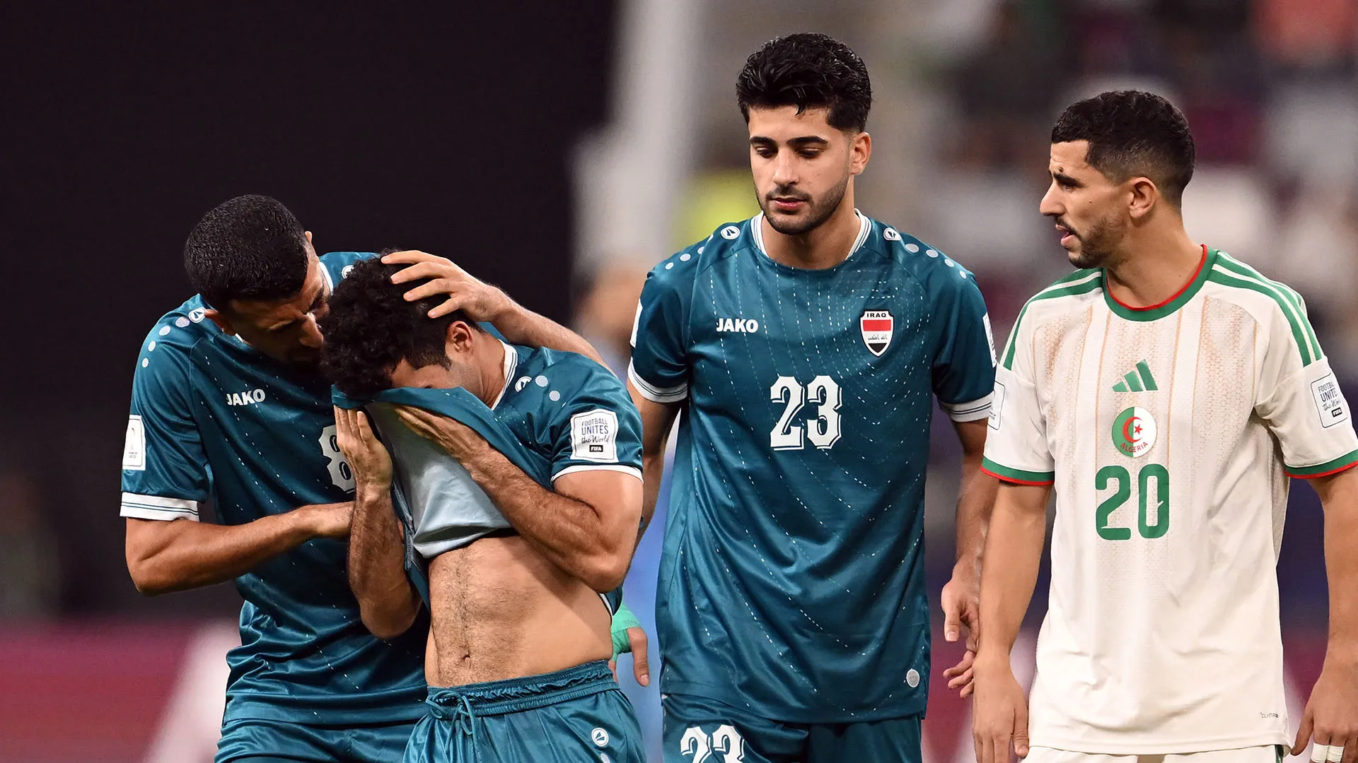 Una volta espulso, il calciatore è scoppiato a piangere a dirotto