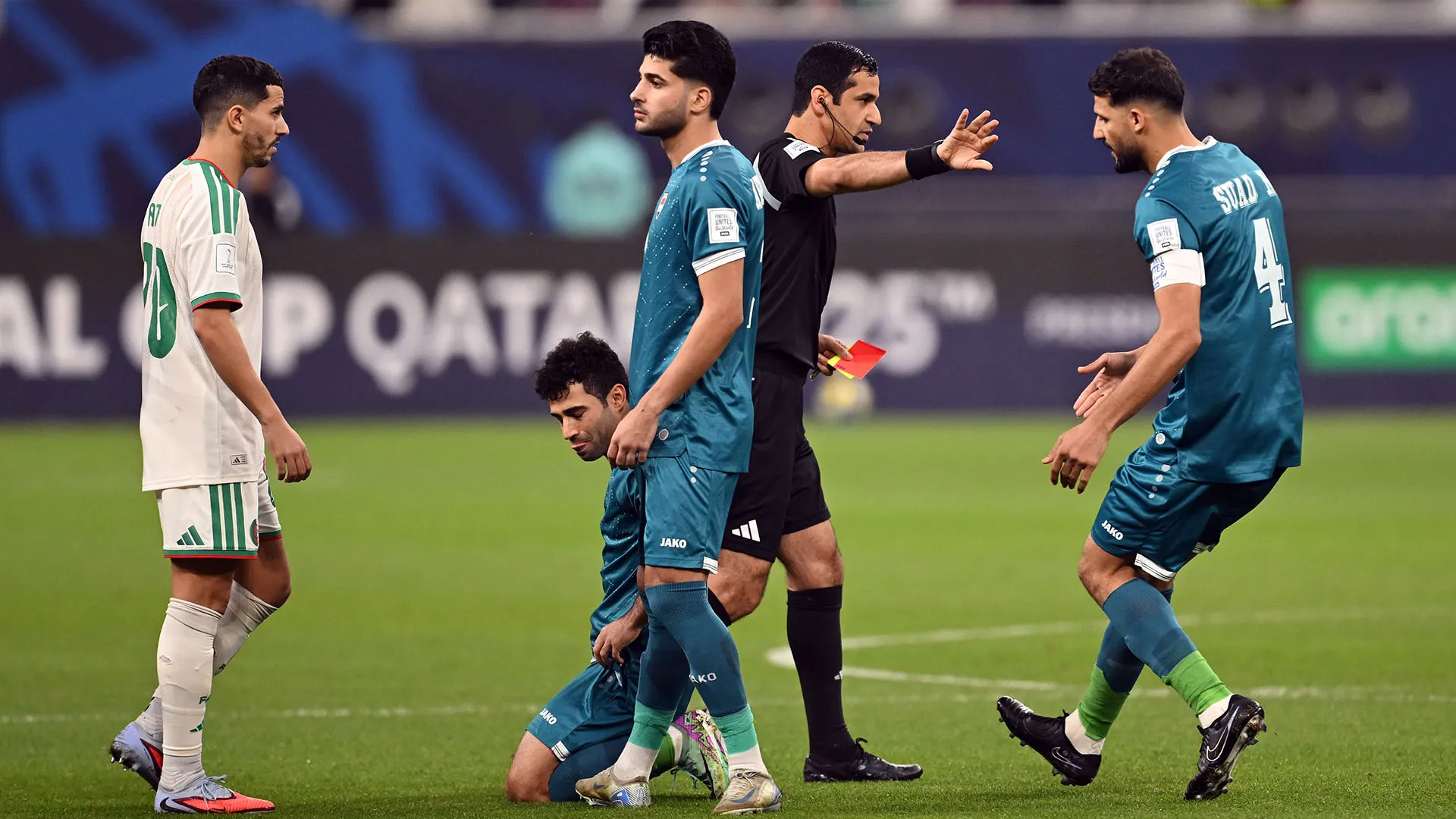 Inizialmente l'arbitro ha ammonito il calciatore iracheno, poi ha rivisto l'azione al VAR e ha espulso il calciatore