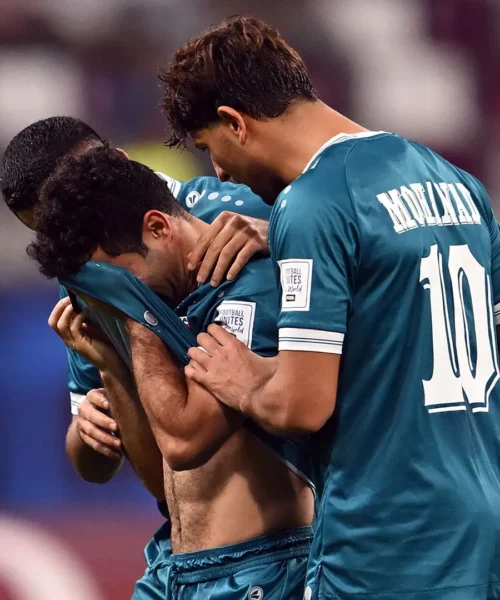 Scoppia a piangere durante la partita, il calciatore esce dal campo disperato. Foto