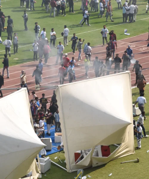 Furia contro Lionel Messi: i tifosi sfasciano lo stadio e arriva la polizia. Foto