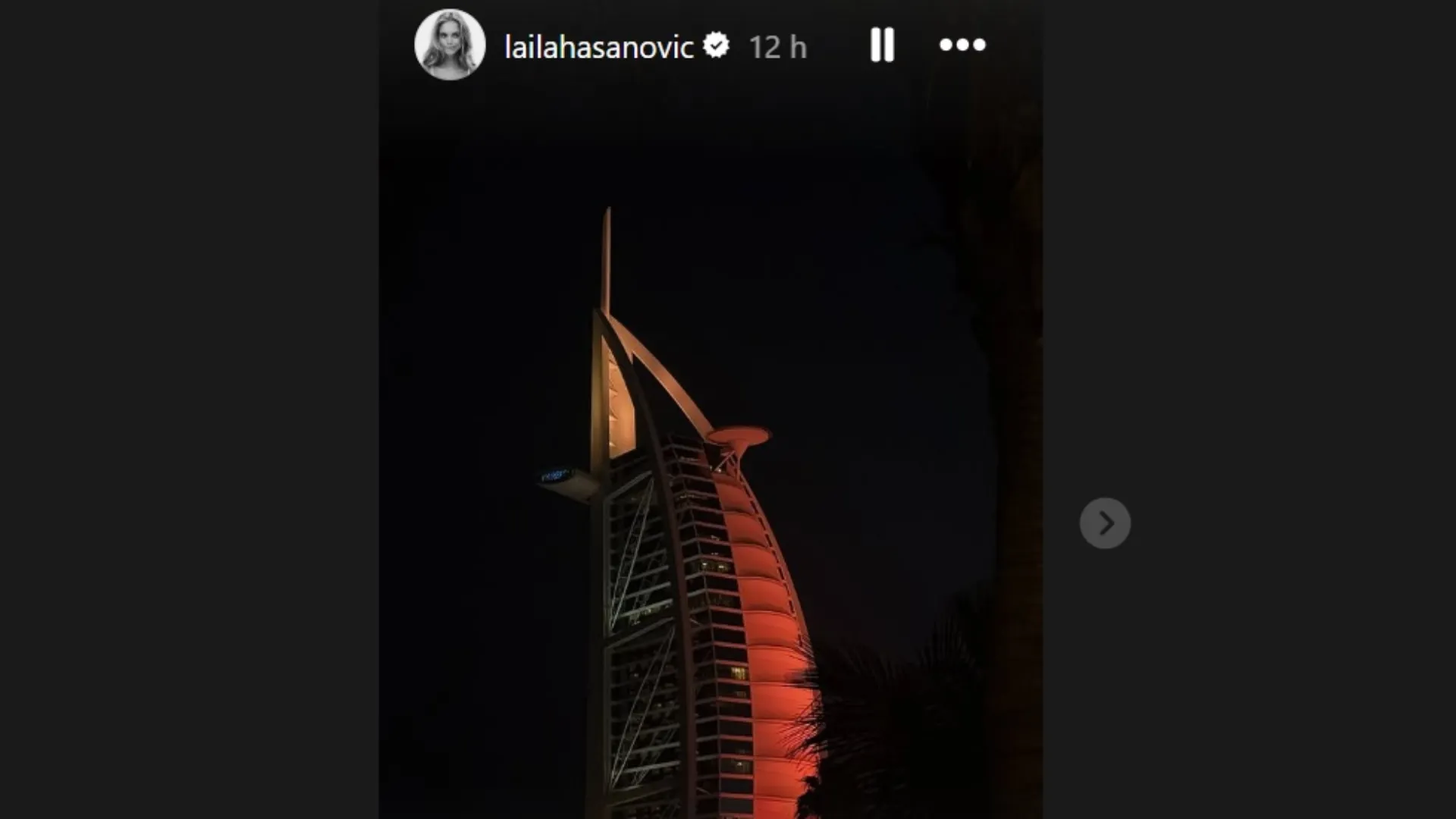 La modella danese ha pubblicato la foto del Burj Al Arab, iconico grattacielo di Dubai