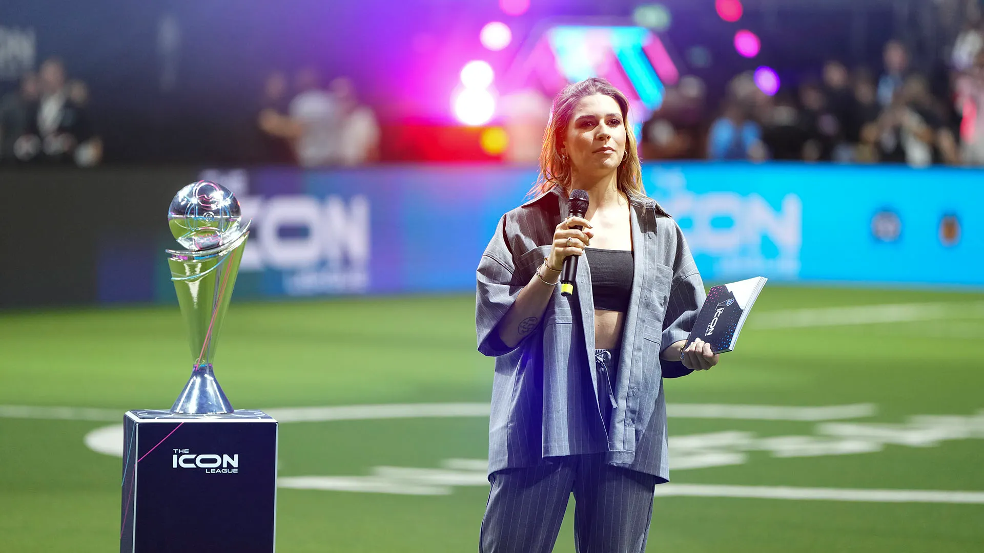 Jana Wosnitza intraprese la sua carriera da giornalista nel 2017, con uno stage presso il canale sportivo Sport1