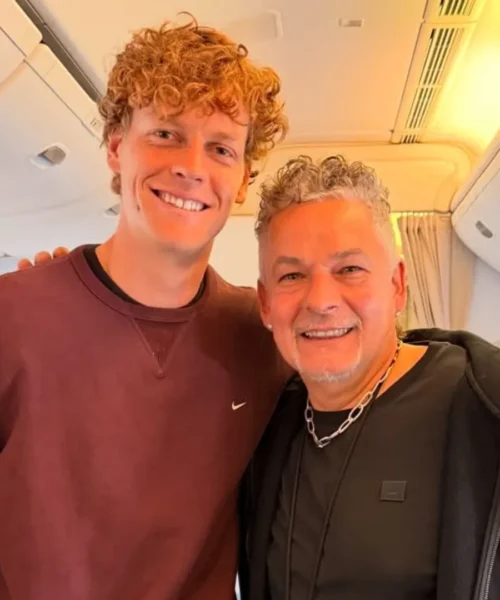 Roberto Baggio e Jannik Sinner si incontrano in aereo, tifosi in visibilio