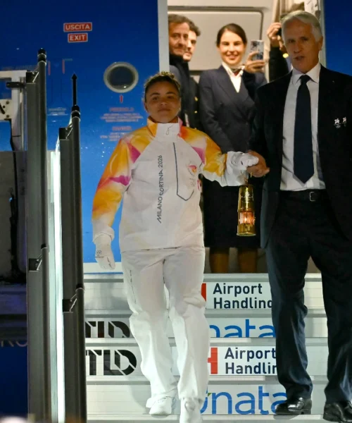 Milano-Cortina 2026, Jasmine Paolini in Italia con la fiamma olimpica: l’emozione della campionessa azzurra