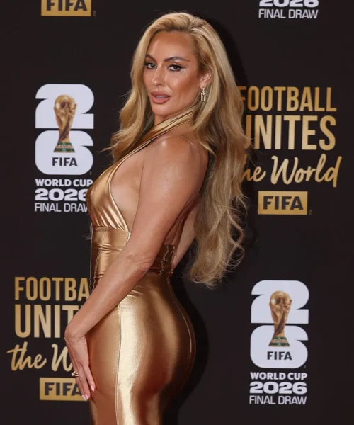 La celebre influencer incanta tutti al sorteggio del Mondiale 2026: le foto