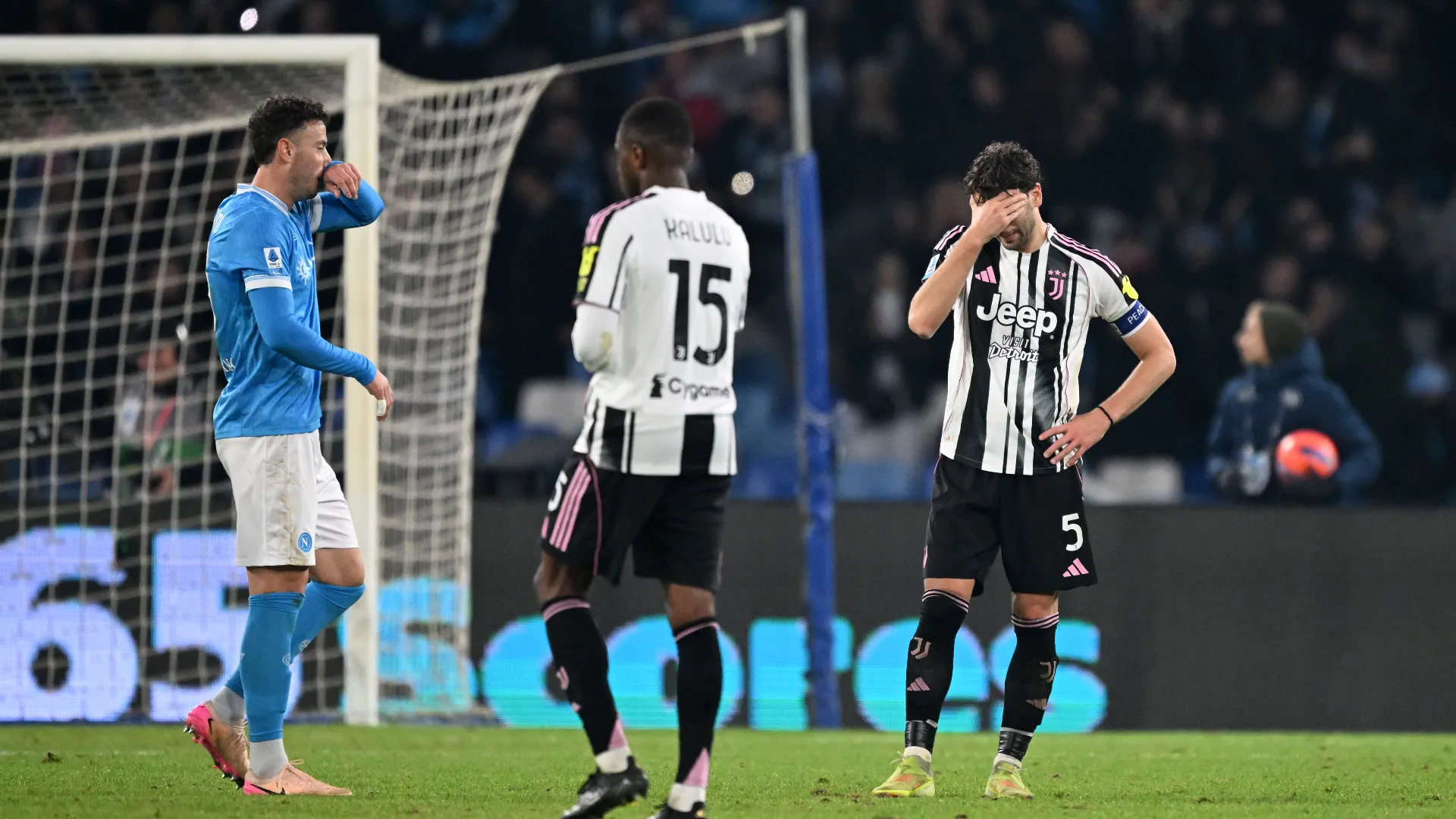 "Anche stasera Giovanni e Umberto non riposeranno in pace. #ForzaJuve #finoallafine … ma ci siamo vicino"