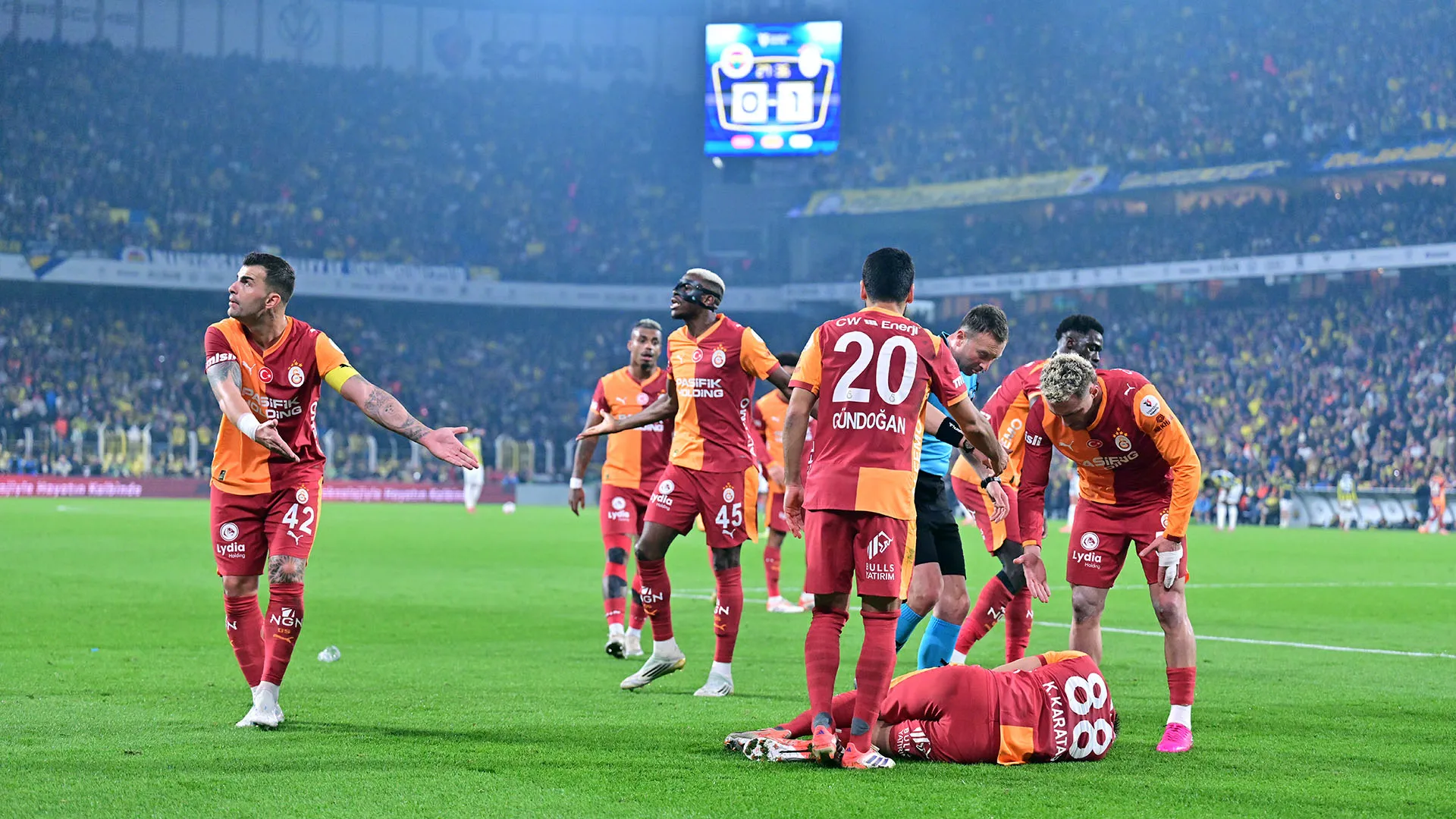 Karatas è stato colpito vicino all'occhio ed è crollato a terra