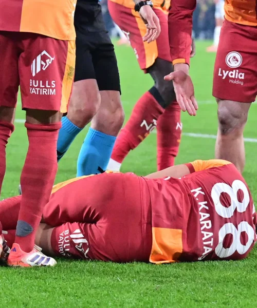 Colpito in faccia dopo il gol di Sané: caos nel derby. Foto