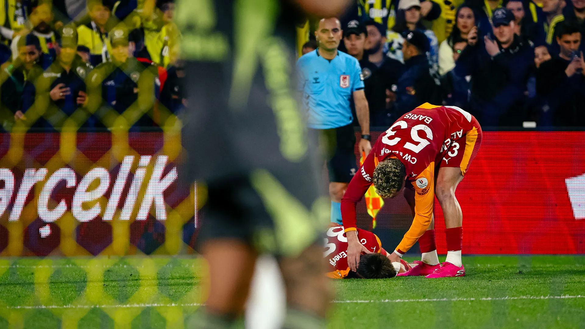 Kazimcan Karatas è rimasto a terra durante la partita tra il Galatasaray e il Fenerbahce