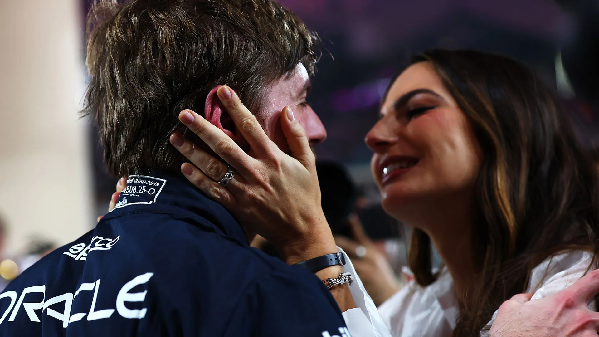 Resta comunque il merito per aver battagliato fino all'ultimo con Lando Norris. Ora Verstappen potrà consolarsi con Kelly Piquet