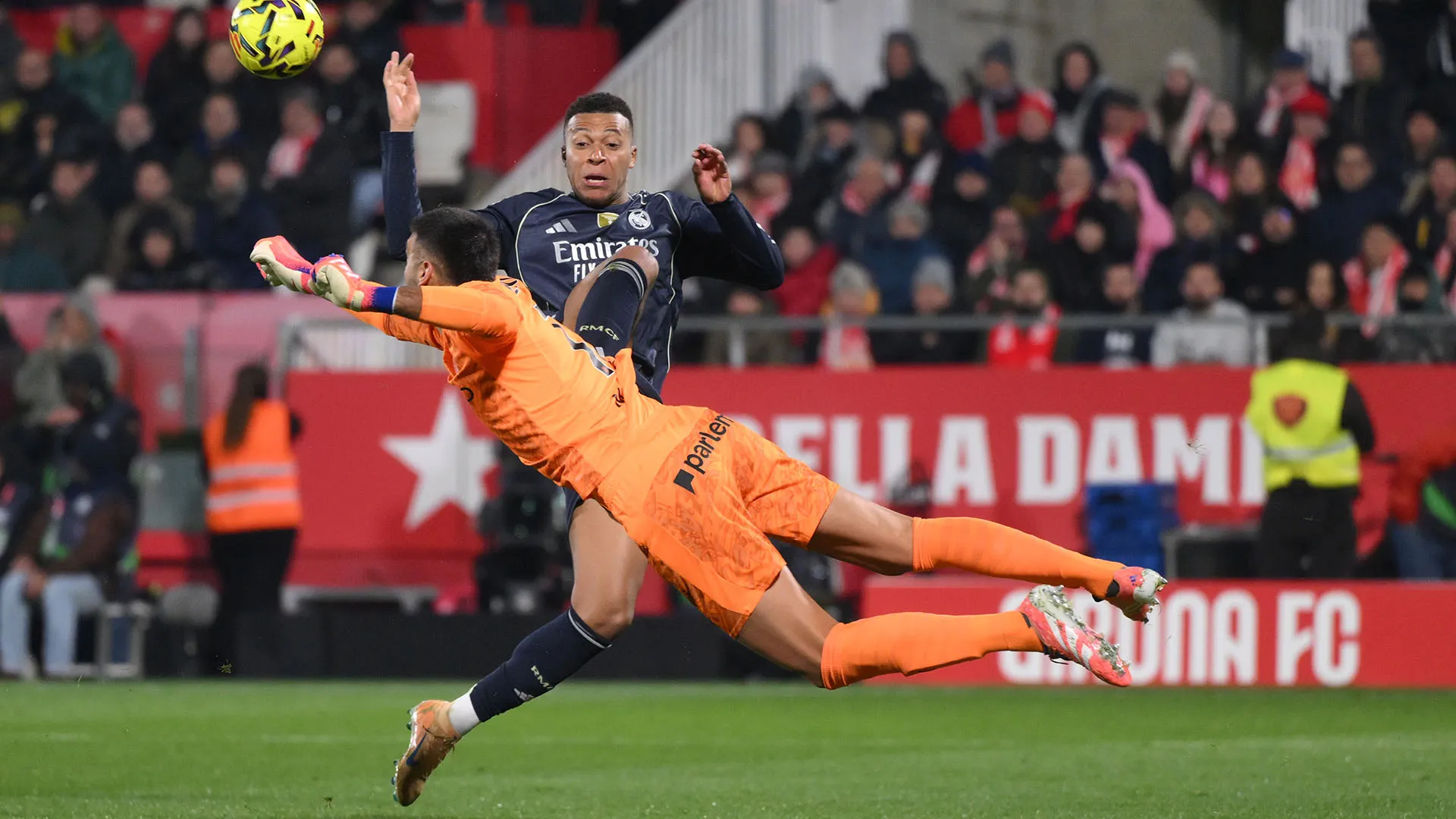 Il campione francese ha rischiato di colpire il portiere avversario in faccia ma per fortuna nessuno si è fatto male
