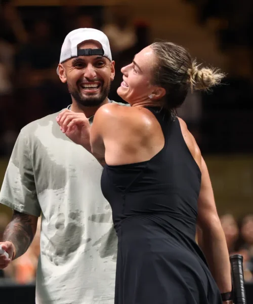 Le foto della “battaglia dei sessi”: Aryna Sabalenka lotta ma si arrende a Kyrgios