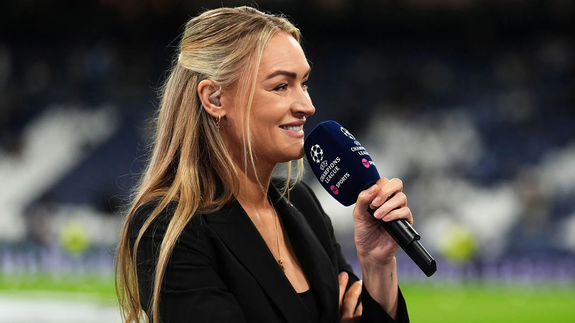 Il pubblico inglese l'ha accolta con un grande applauso, lei ha risposto con saluti e sorrisi
