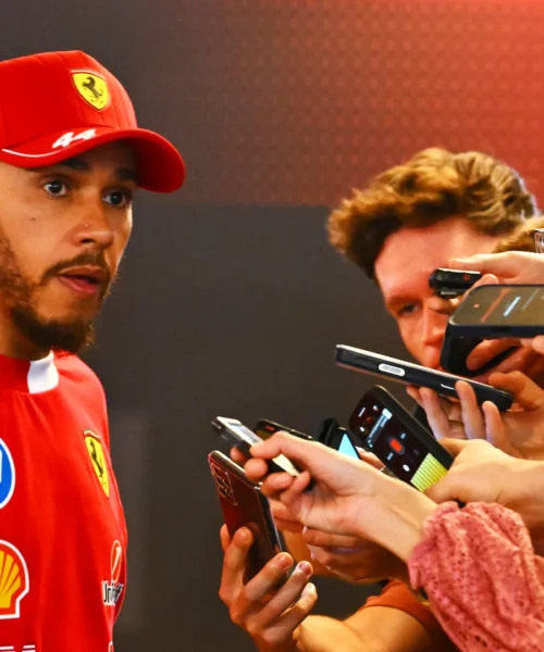 Ferrari, Lewis Hamilton si sente quasi oltraggiato: poche parole rabbiose. Anche Leclerc è amaro