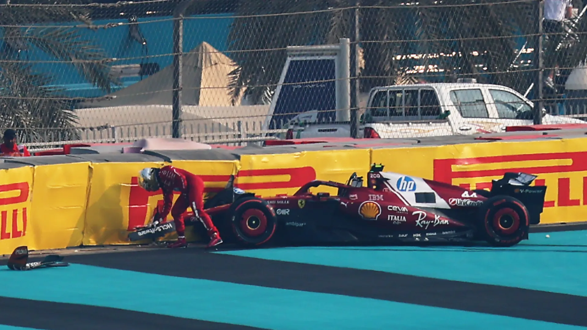 Dopo aver perso il controllo, il pilota inglese si è schiantato contro il muro, distruggendo la sua monoposto