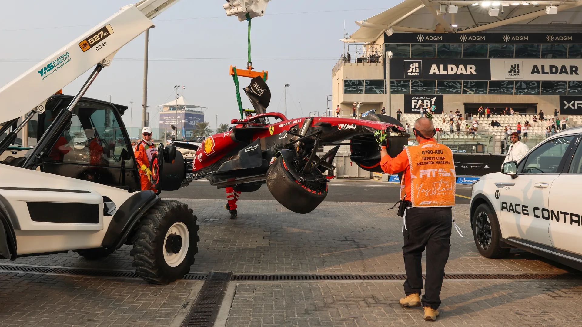 La monoposto di Maranello è stata caricata su un carro attrezzi