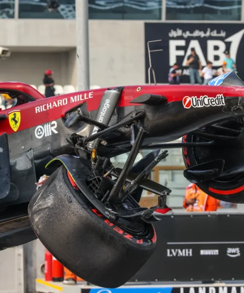 Lewis Hamilton distrugge la sua Ferrari e torna nei box in scooter: le foto