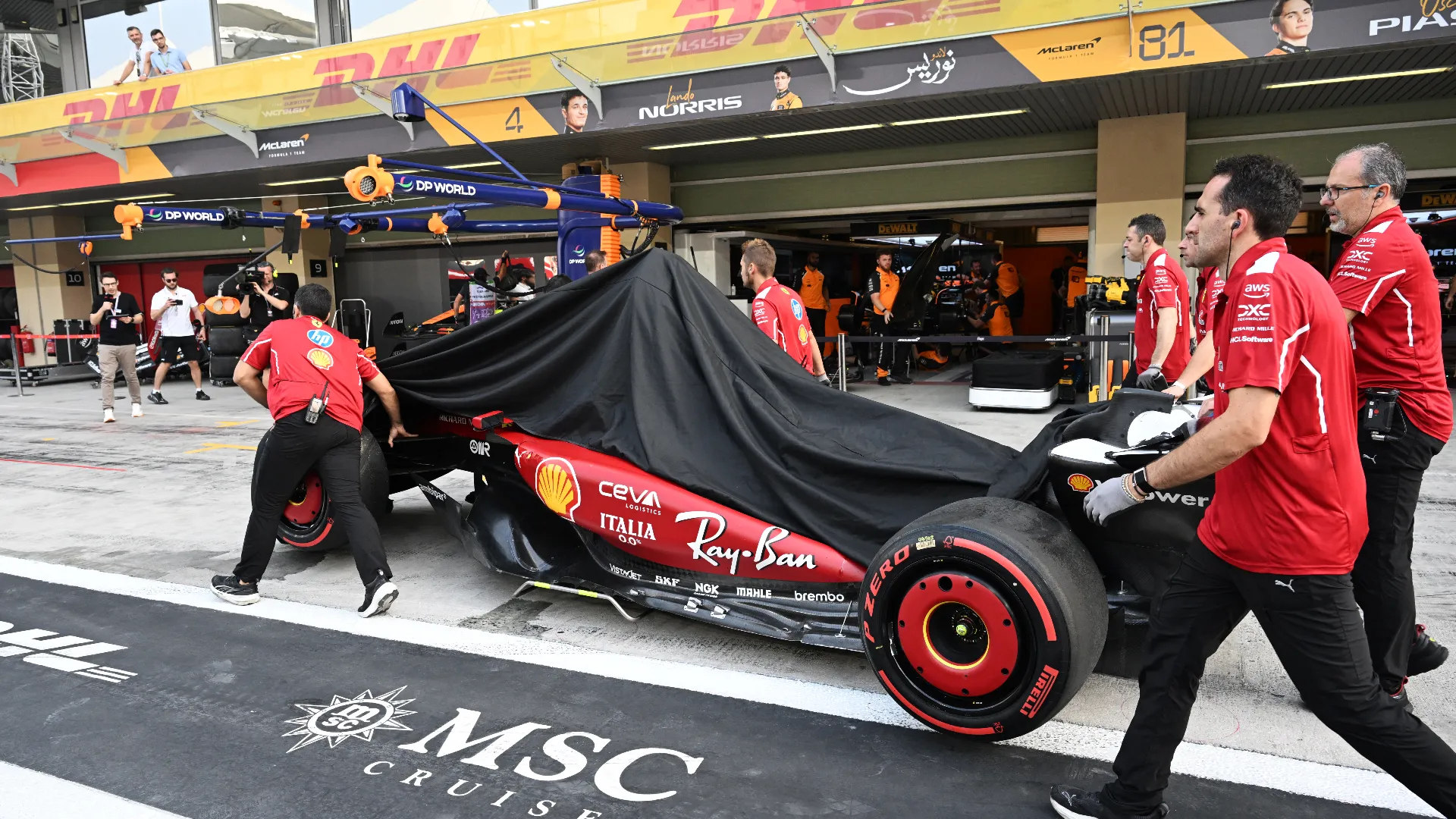 La Ferrari è stata coperta con un velo nero