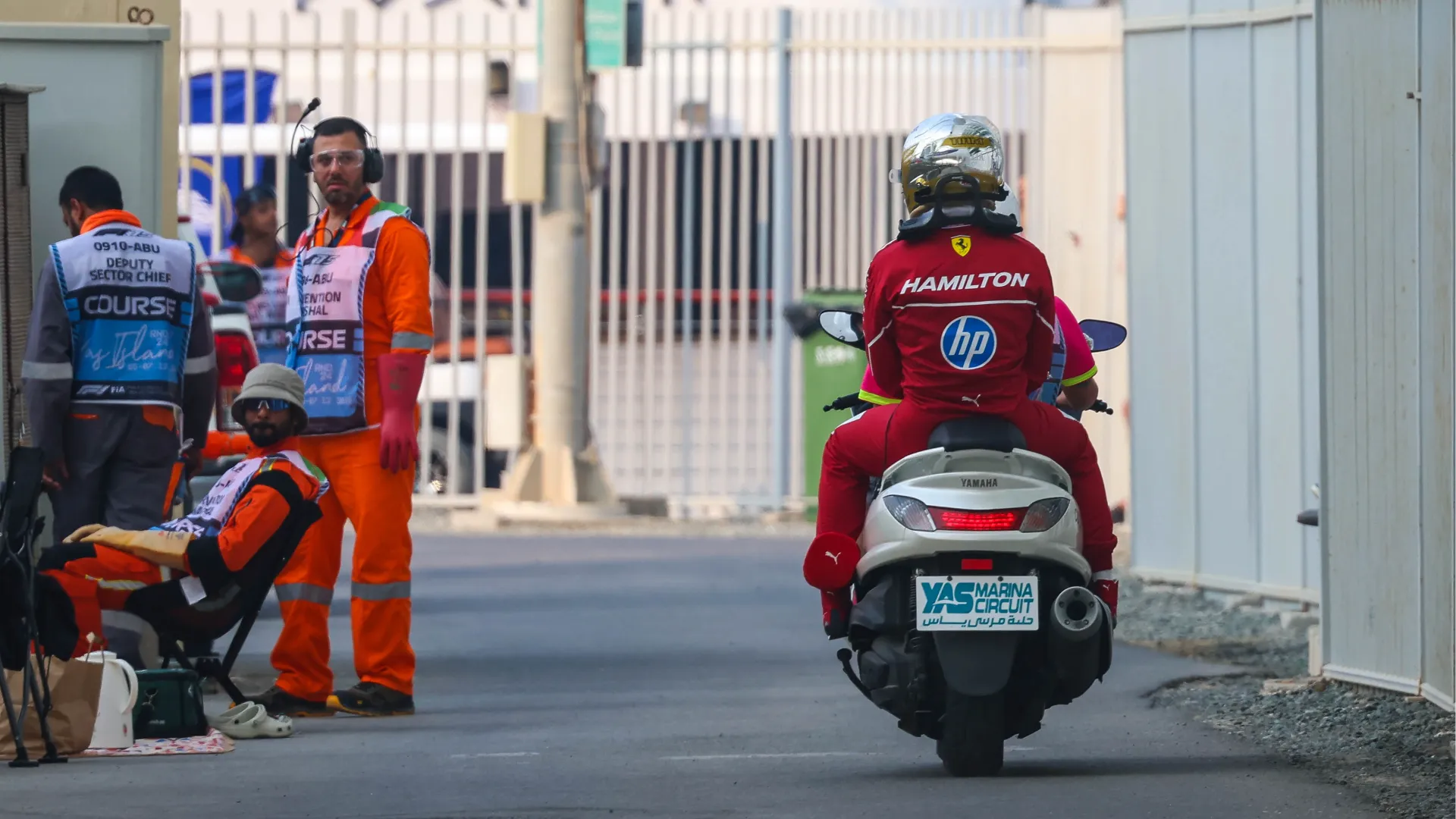 Il pilota britannico ha chiesto un passaggio per tornare nei box Ferrari