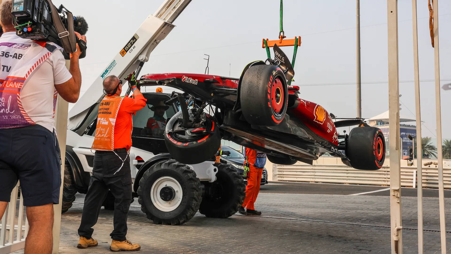 La sua Ferrari è stata trasportata fuori dalla pista con una gru