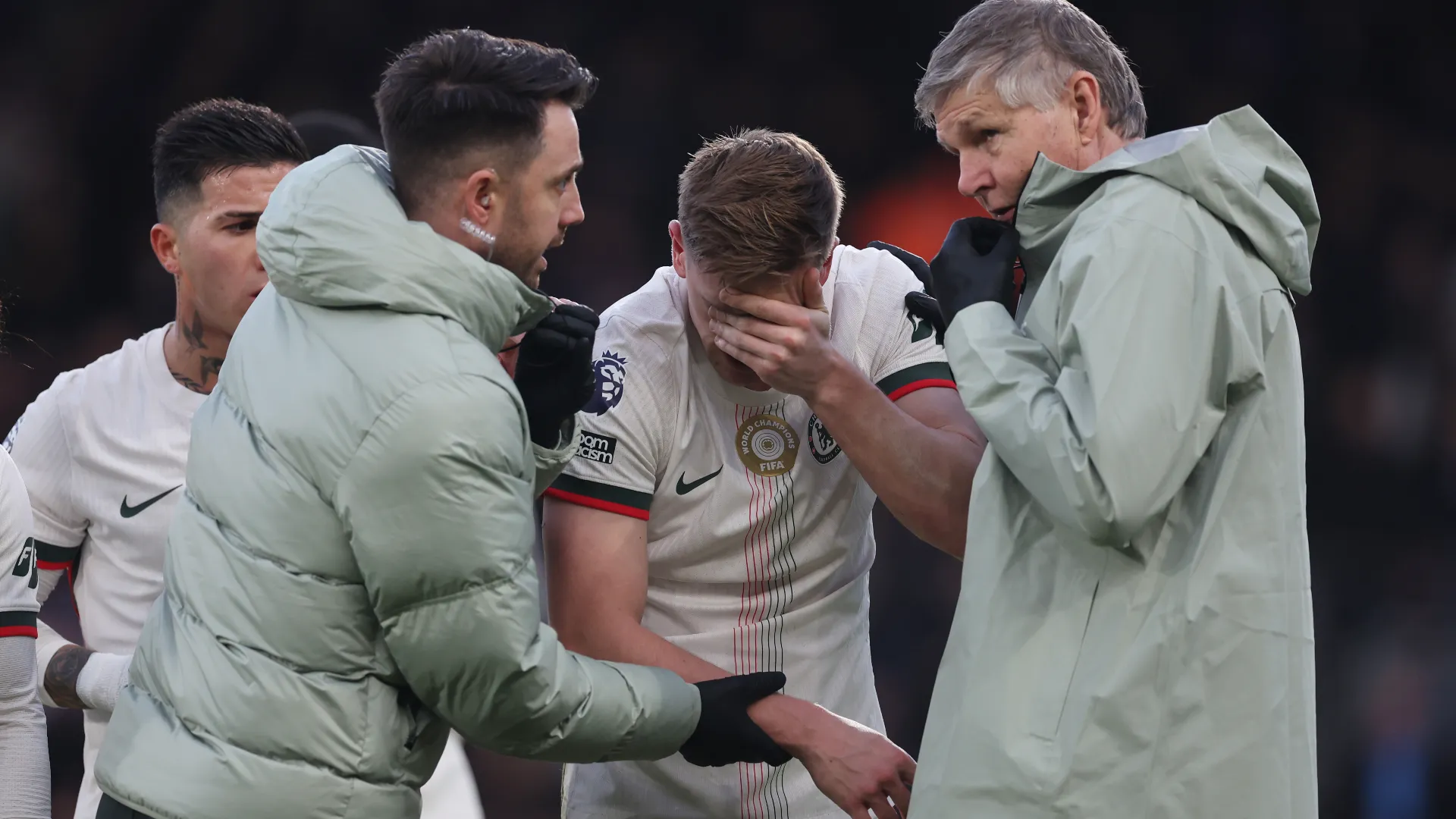 Uscendo dal campo, Liam Delap si è coperto il volto nel tentativo di mascherare le lacrime
