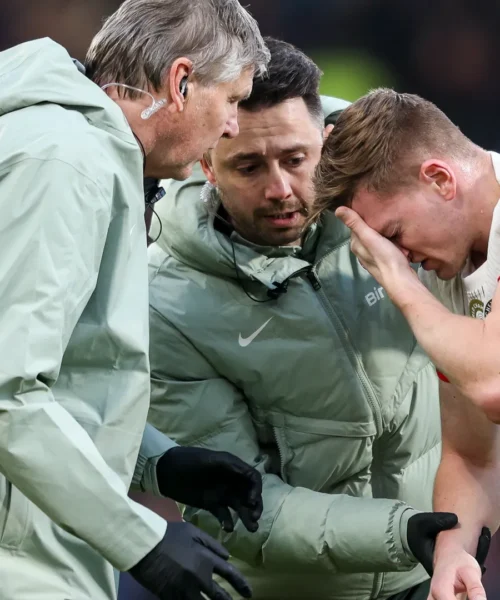 Il campione è distrutto dopo l’infortunio e lascia il campo in lacrime. Foto