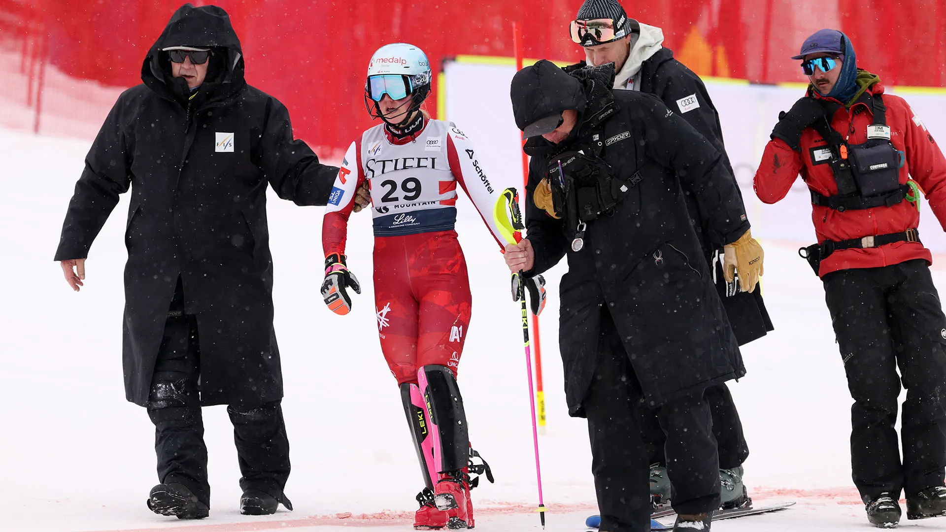 La sciatrice austriaca si è rialzata dopo pochi minuti