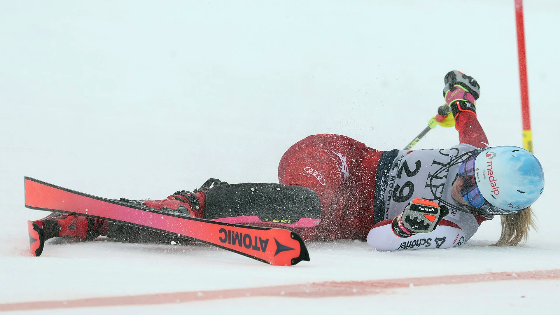 Hoerhager è scivolata violentemente sulla neve ed è rimasta inizialmente immobile a terra, spaventando i tifosi
