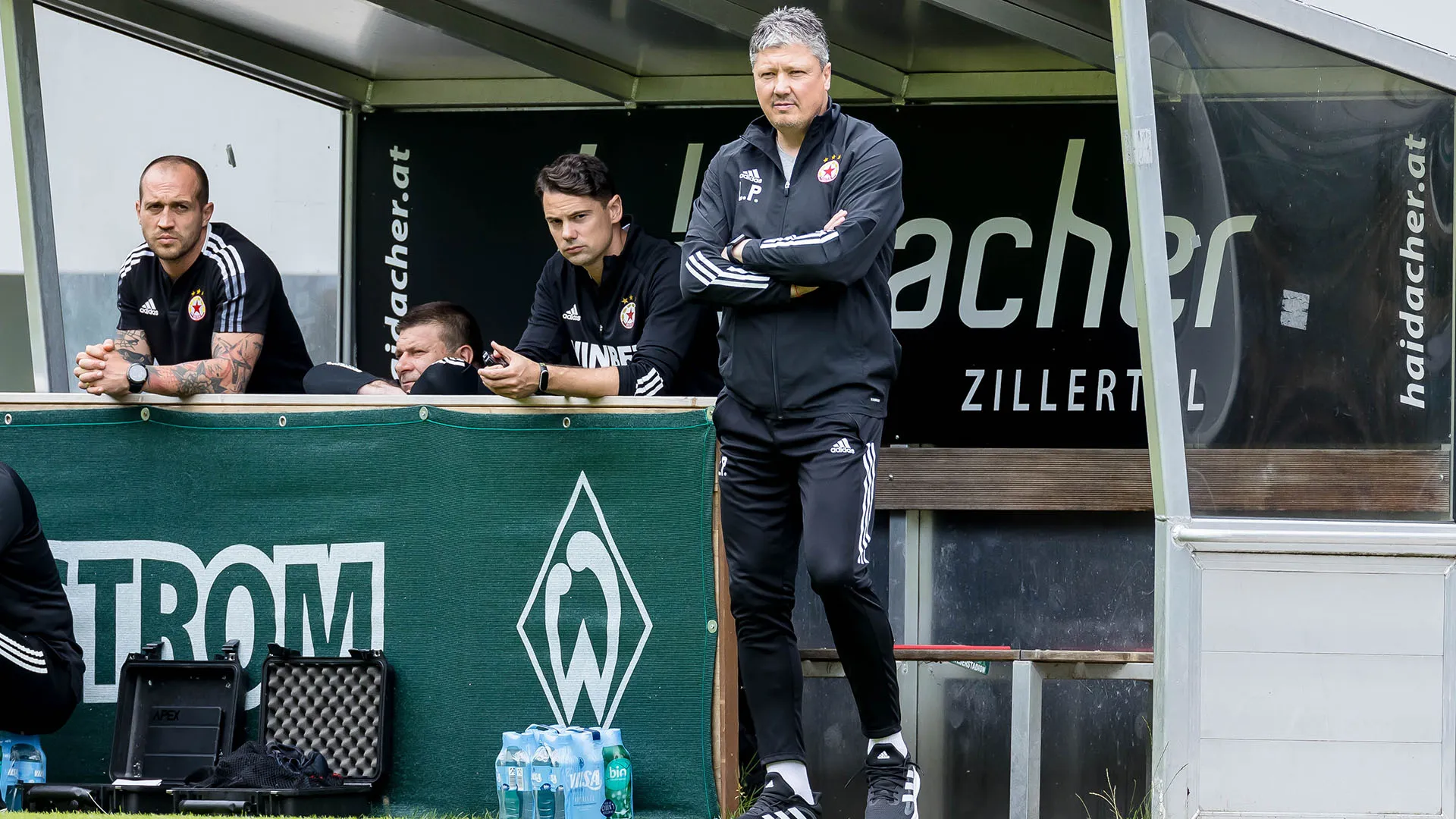 Penev ha giocato in Spagna per 10 anni, vestendo le maglie di Valencia, Atletico Madrid, Compostela e Celta Vigo