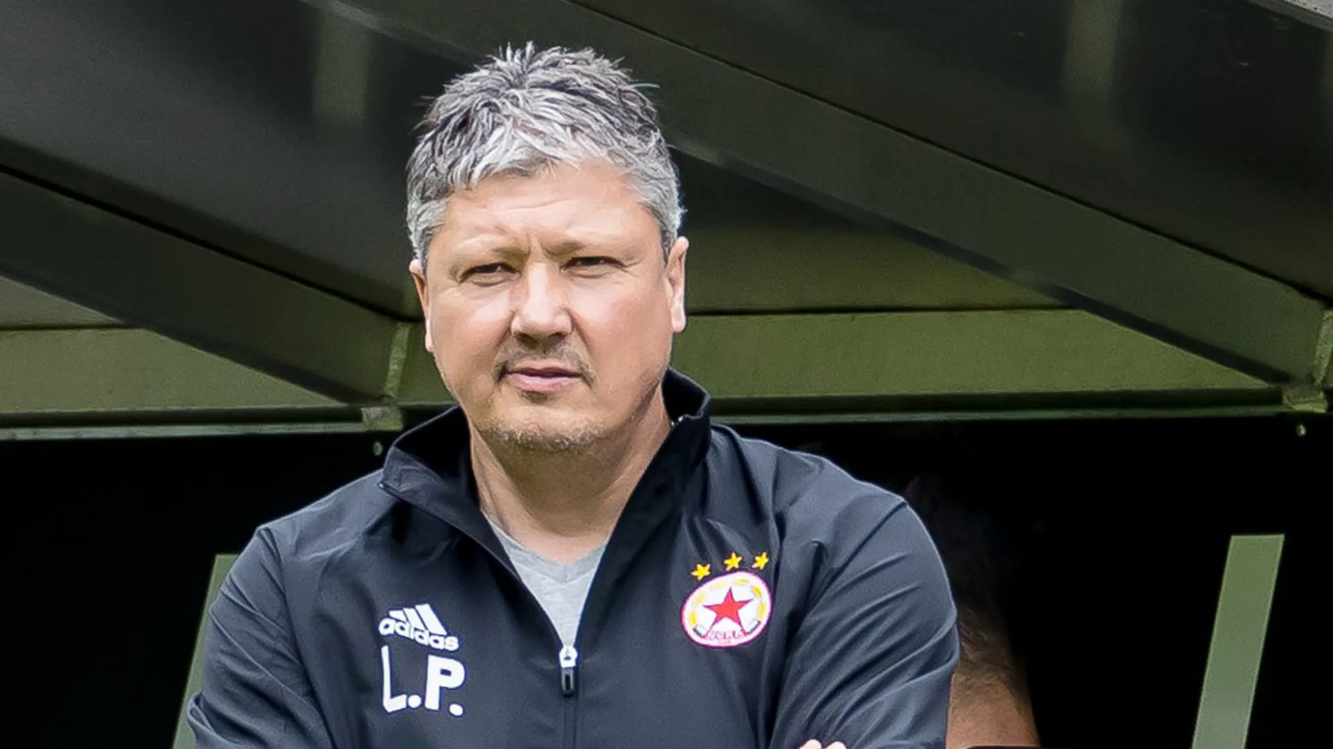 Dopo il ritiro nel 2002 intraprese la carriera di allenatore