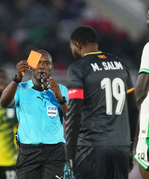 L’Uganda resta (quasi) senza portieri: scena surreale in Coppa d’Africa. Foto