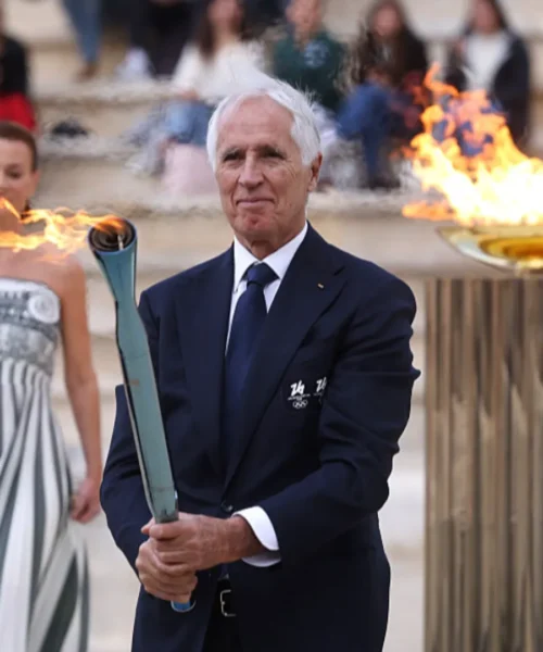 Milano-Cortina 2026, la consegna della fiamma olimpica all’Italia