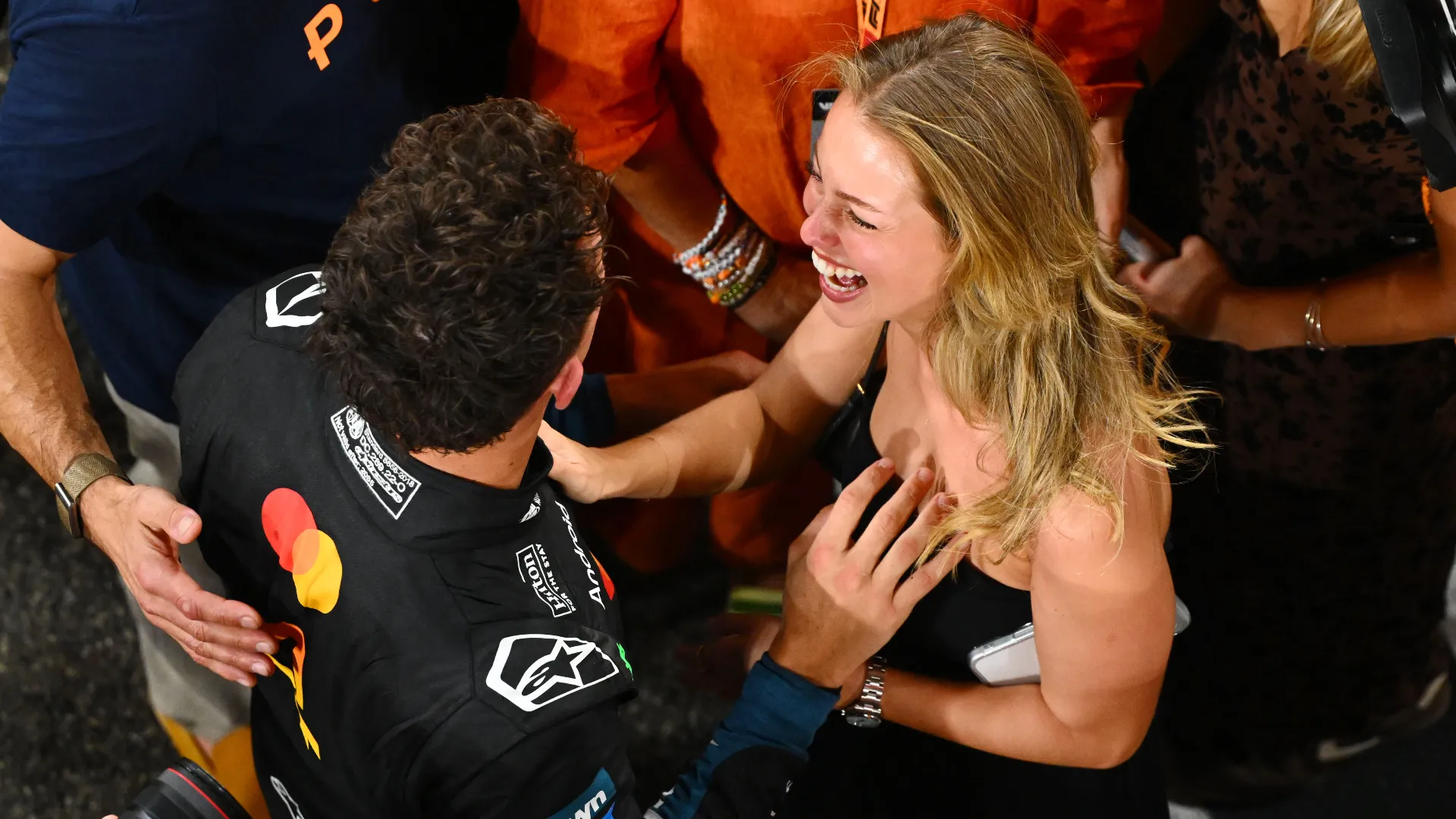 Norris appena sceso dall'auto si è precipitato a salutare il suo team e a baciare la sua fidanzata, decisamente emozionata