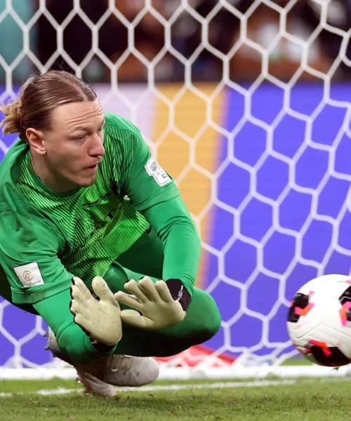 Ha parato 4 rigori ed è diventato l’eroe ma c’era il trucco: le foto