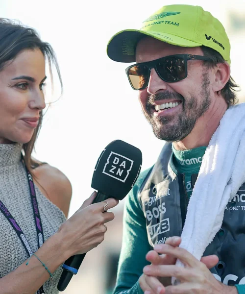 Fernando Alonso arriva in ritardo in Giappone: il motivo è decisamente dolce