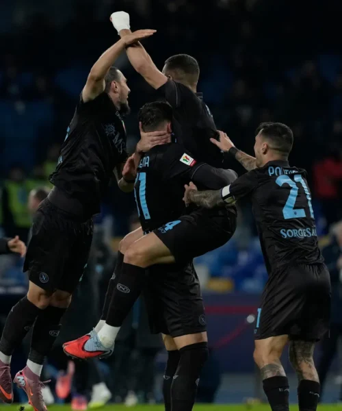 Il Napoli batte il Cagliari solo ai rigori: è ai quarti di finale di Coppa Italia