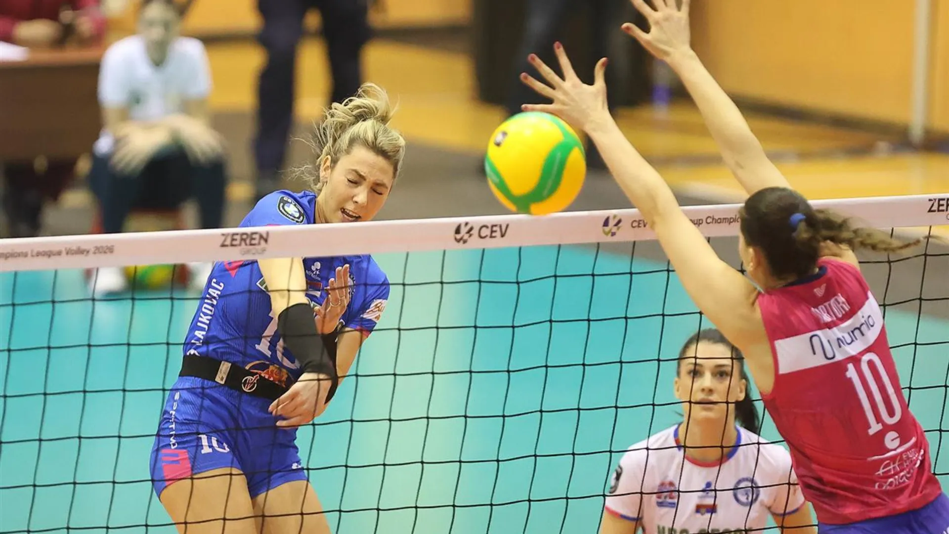 MVP di serata la schiacciatrice Elena Pietrini che con 13 palloni messi a terra si aggiudica il premio di miglior giocatrice della partita.