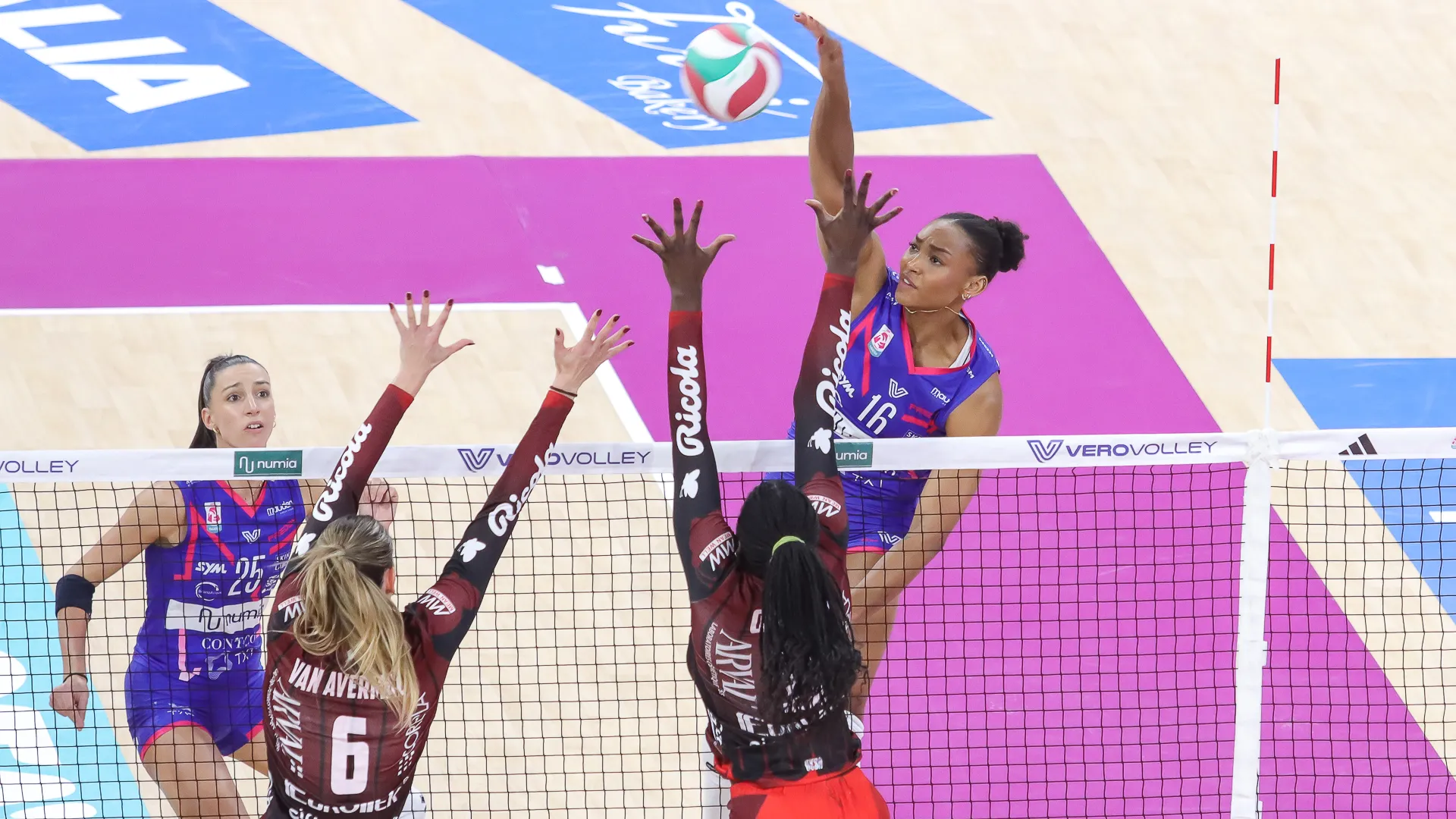 Bosio infatti aveva già trovato un accordo con l'Olympiacos prima di firmare con Milano.