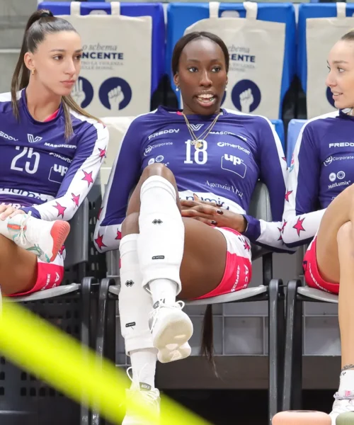 Paola Egonu prende il posto del coach, episodio mai visto nel big match: le foto