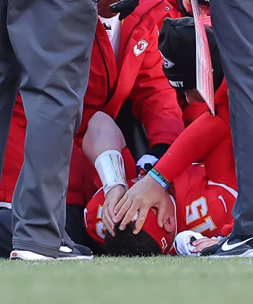 La leggenda Mahomes si fa male: compagni di squadra sconvolti. Le foto